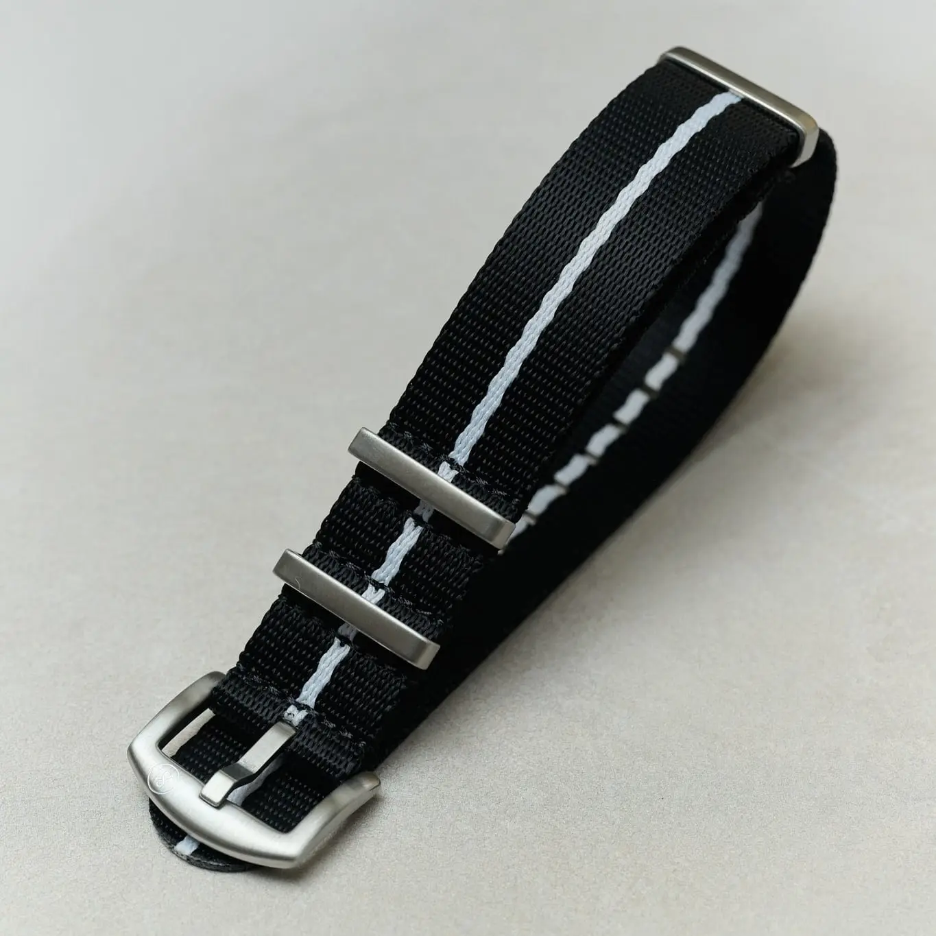 Premium Kumaş Saat Kayışı - Siyah ile Beyaz Pinstripe